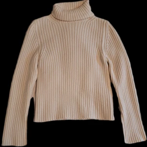 Vit/beige ribbad polotröja i ullmix - Säljer en vit/beige ribbstickad polotröja i ull- och akrylmix. Tröjan har hög polokrage och långa ärmar. Enligt tröjan är den i storlek S men tycker personligen den är lite liten i storlek och passar nog bättre på en Xs eller mindre. Om ni vill se fler bilder eller har en fråga är det bara att höra av sig <3