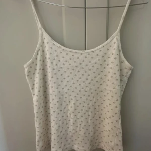 Brandy Melville linne - Blommigt linne från Brandy Melville! Super söt och perfekt på sommarn eller som basplagg💛 Älskar men kommer tyvärr ej till användning. Sitter bra på mig som har xs/s!