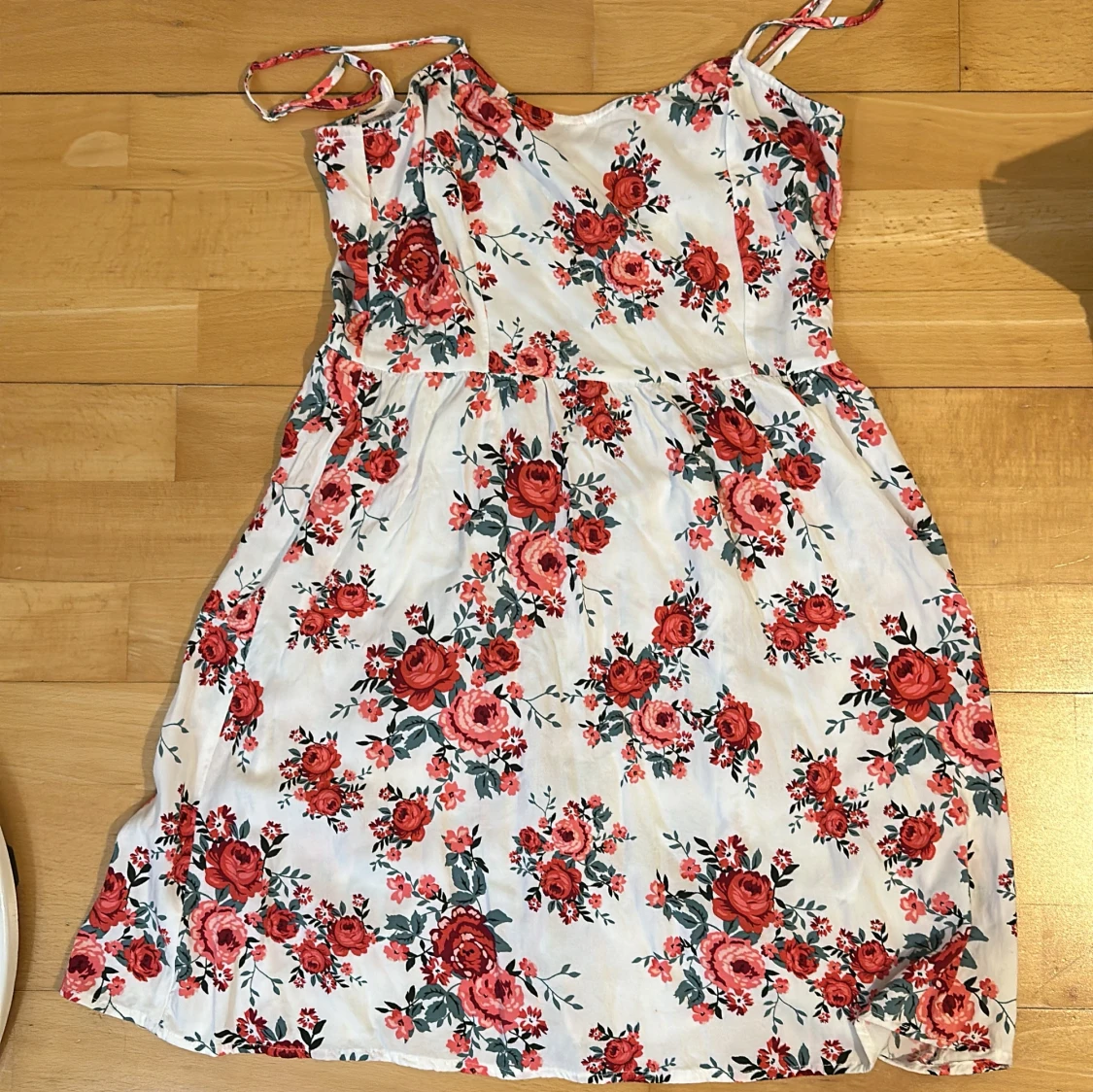 Vit blommig sommarklänning - 1