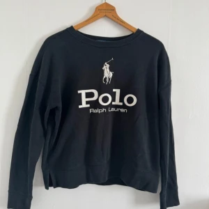 Svart sweatshirt Polo Ralph Lauren - Svart sweatshirt från Polo Ralph Lauren med stor vit logga och ryttare framtill💞