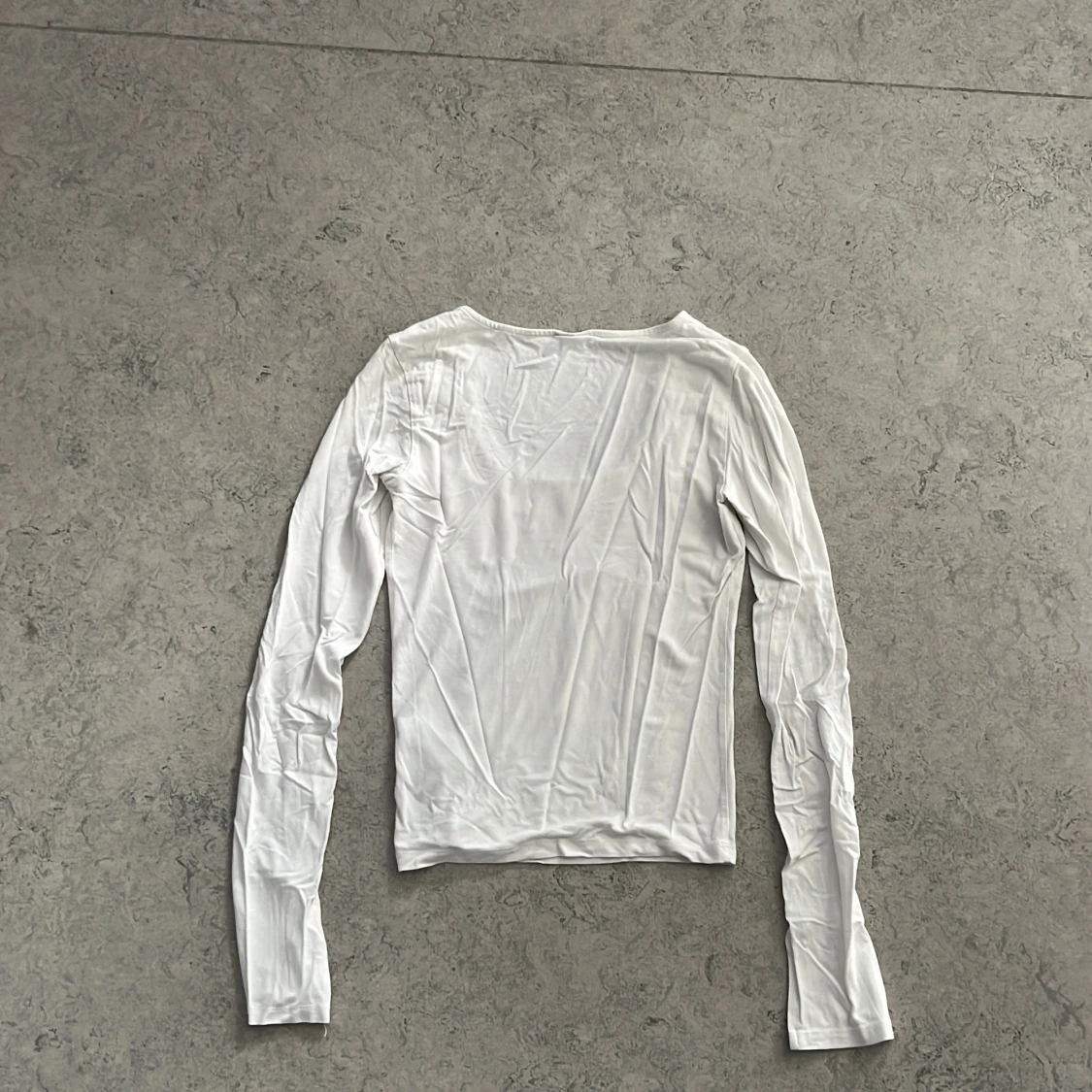 Vit långärmad topp med rund hals - 1