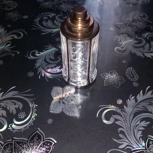 Hugo Boss parfymflaska helt tom - Snygg parfymflaska från Hugo Boss med genomskinligt glas och detaljer i metall. Flaskan har en rund form med tydlig BOSS-logga ingraverad på framsidan och metallfärgat spruthuvud. Perfekt för dig som gillar stilrena och klassiska dofter. Helt tom