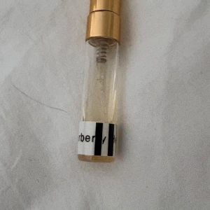 Burberry her  - Litet parfymprov från Burberry her. Från början 5 ml nu ca:3 ml kvar