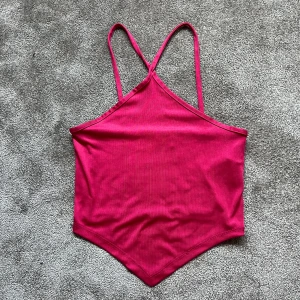 Rosa topp - Säljer denna snygga rosa toppen som är superfin till sommaren 🌸 storlek xxs men passar också xs då den är stretchig 🫶