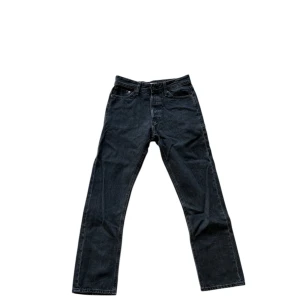 Svarta Jack & Jones Jeans - Tja! Säljer dessa feta svarta jeans från Jack & Jones. Nypris 600kr. Fint men använt skick, i modellen Relaxed Chris. Skriv vid minsta fundering, priset är självklart inte ristat i sten🤩🤩🤩