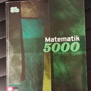 Matematik 5000 3b - Matematik 3B 5000, boken som kommer efter matematik 2B 5000, denna är en mer fördjupad del av matten, bland annat derivator och integraler förekommer i denna, men även ganska mycket från matte 2b. Facit finns i slutet av boken 