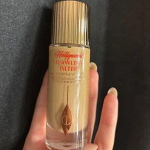 Charlotte Tilbury Flawless Filter 4 Medium - Hollywood Flawless Filter i nyansen 4 Medium från Charlotte Tilbury. Endast testad, säljer då jag köpte fel färg. Ger en glowig finish och kan användas som primer, highlighter eller lätt foundation. Köpt på Sephora för 599kr ❣️