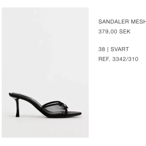 Svarta mesh sandaler med klack från Zara - Svarta sandaler från Zara med meshdetaljer och smal hög klack. Skorna har öppen tå, tunn rem med rosett framtill och en stilren, elegant look. Perfekta för dig som gillar trendiga och feminina skor med extra komfort tack vare Airfit-innersulan.