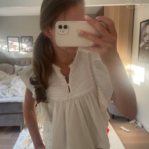 Vit blus med volangärmar och spetsdetaljer - Supersöt vit blus från Gina Tricot!! 