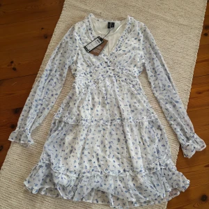 Blommig vit och blå klänning Vero Moda - Supersöt kort klänning från Vero Moda i vitt med små blå blommor.  Helt ny med prislapp! Nypris 400kr