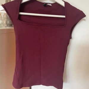 Hm topp - Super fin vinröd topp från hm använd fåtal gånger. Storlek xxs då jag ville ha den kort i längden, brukar ha xs/s
