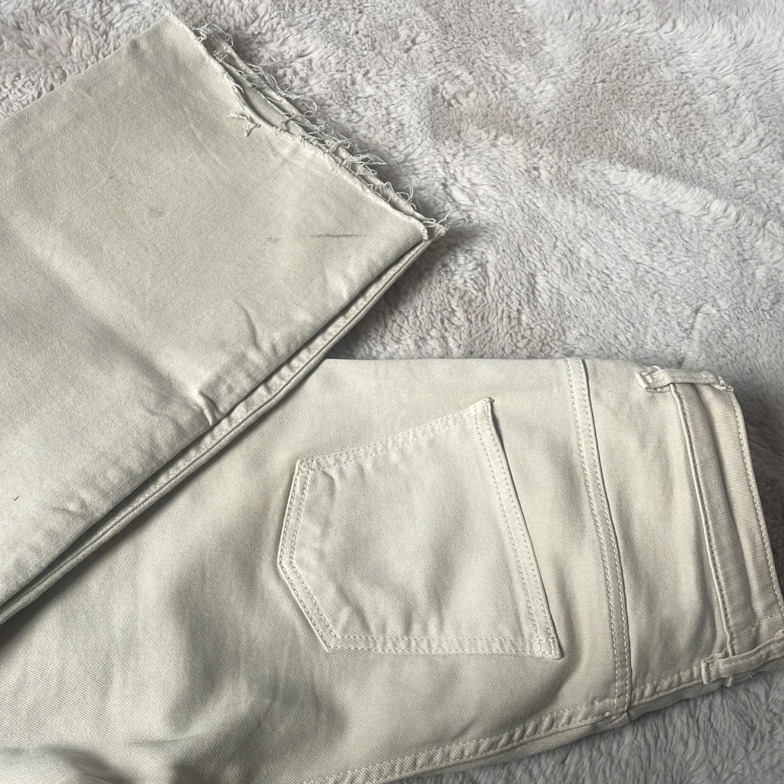 Ljusbeige jeans med rå kant - 1