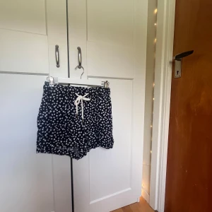 Shorts  - Supersnygga och sköna blå chillshorts med vita blommor på, perfekt med en binkinitopp när man solar!☀️☀️