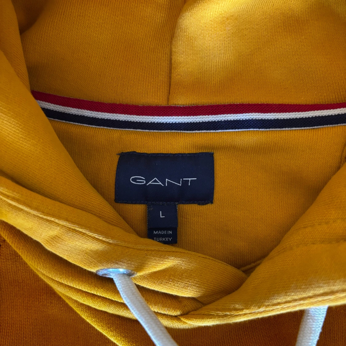 Gul hoodie från GANT med brodyr - 1