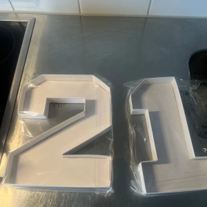 Festdekorationer för 21- års fest - Tårtformar i siffror och dekorationer för 21-födelsedagsfirande. 21 års firande!!  #dekorationer