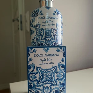 Dolce & Gabbana Light Blue Summer Vibes - Säljer en Dolce & Gabbana Light Blue Summer Vibes Eau de Toilette Pour Homme, 125 ml. Flaskan har ett unikt blåvitt mönster inspirerat av italiensk keramik och ett silverfärgat lock. Perfekt för dig som gillar fräscha och somriga dofter.