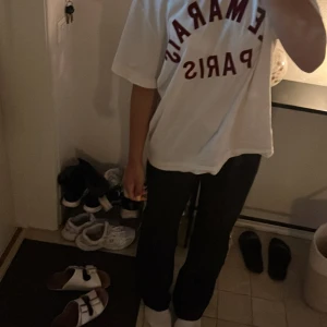 Svarta kostymbyxor från Madlady - Snygga svarta kostymbyxor från Madlady med rak passform och hög midja. Byxorna är tillverkade i ett stretchigt material av polyester och spandex, vilket gör dem både bekväma och stilrena. Perfekta att styla med en oversized t-shirt eller en crop top. Jag säljer då dem är för stora❤️