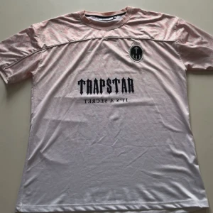 Trapstar Jersey - Trapstar Jersey i färgen dusty pink. Storlek: M