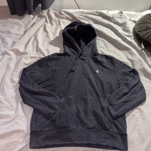 Svart hoodie Ralph Lauren - Svart hoodie från Ralph Lauren perfekt skick knappt använd