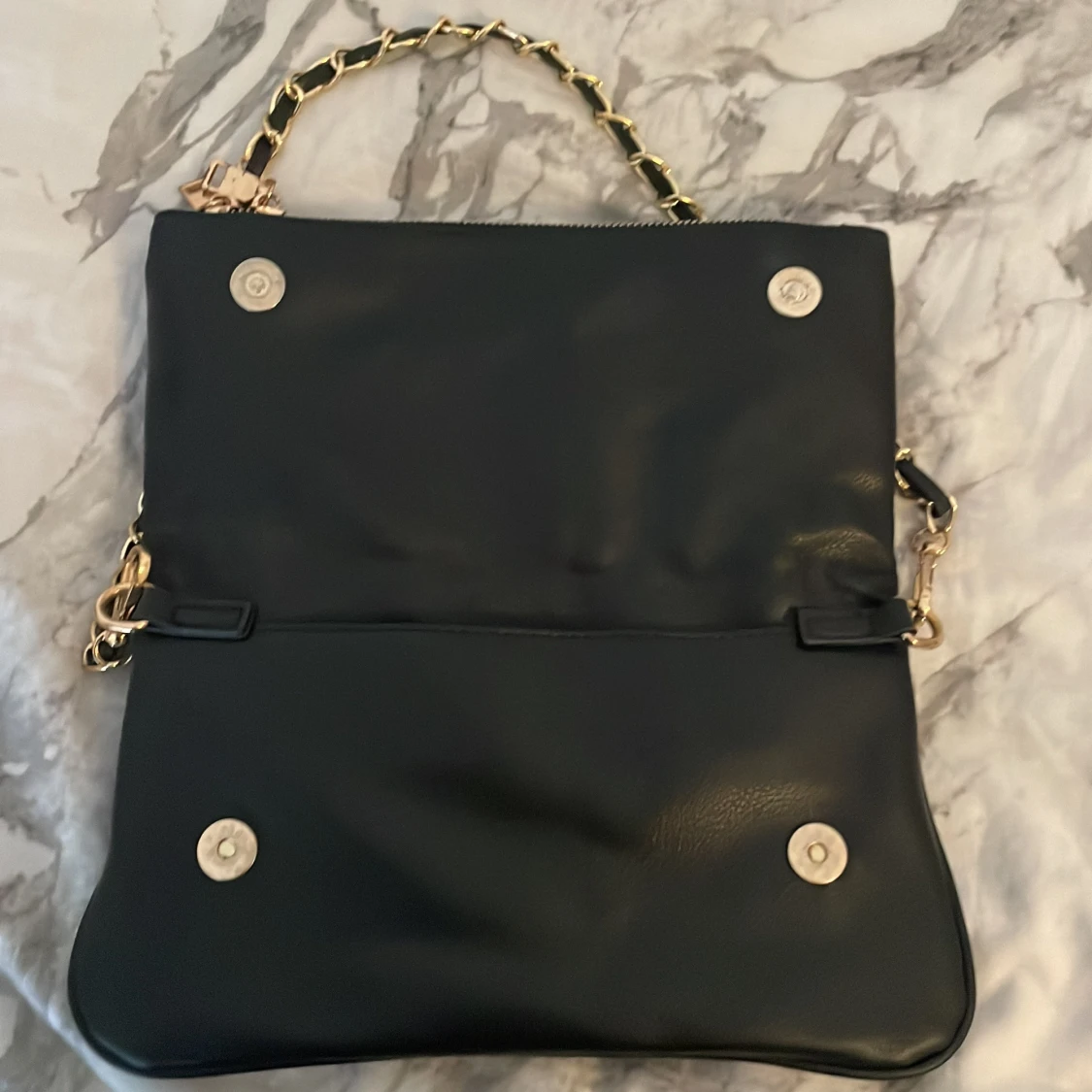 Svart axelväska med guldkedja - 1