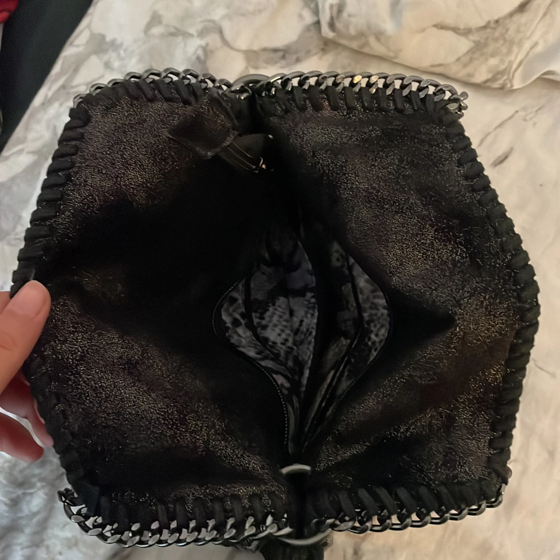 Svart axelväska med kedjedetaljer - 2