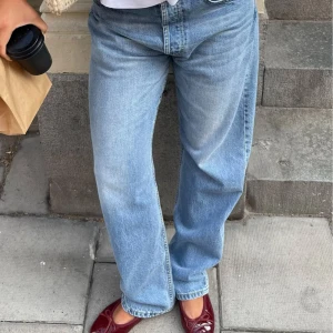 Ljusblå jeans - Trendiga jeans från Djerf Avenue! I princip oanvända utan defekter, storlek W26 vilket jag skulle säga motsvarar en XS/S 👖💙(nypris 1500 kr)
