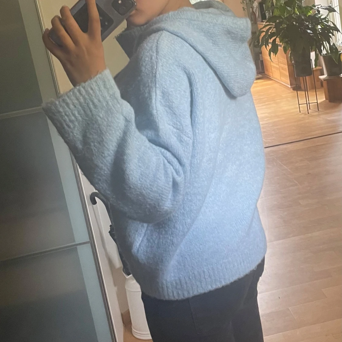 Ljusblå stickad hoodie med huva - 1