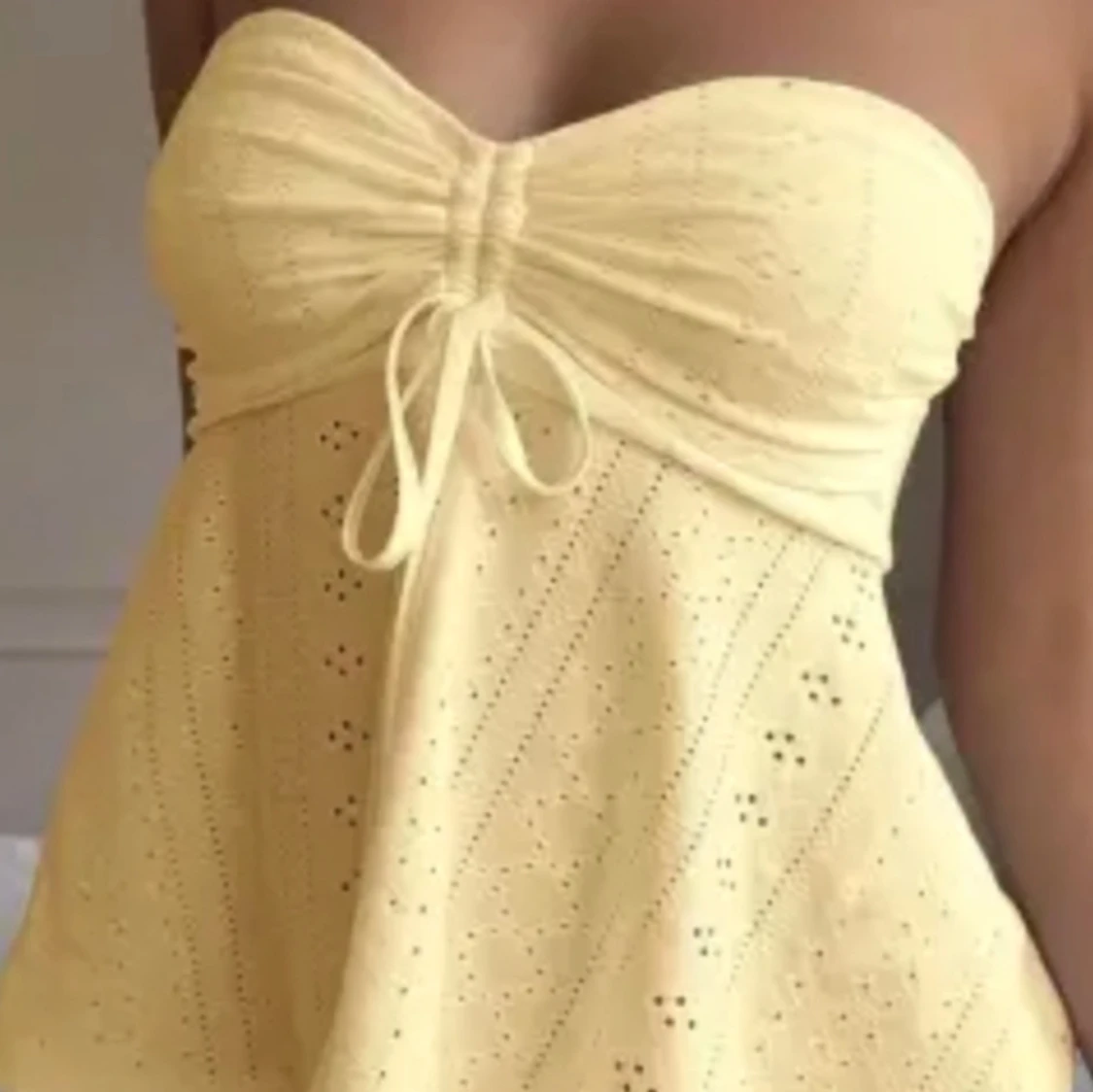 Gul axelbandslös topp