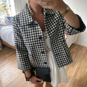 Perfekta sommar jackan 🤎🤎🥐 - Så så fin!! Köpt på en marknad i Frankrike ❣️❣️