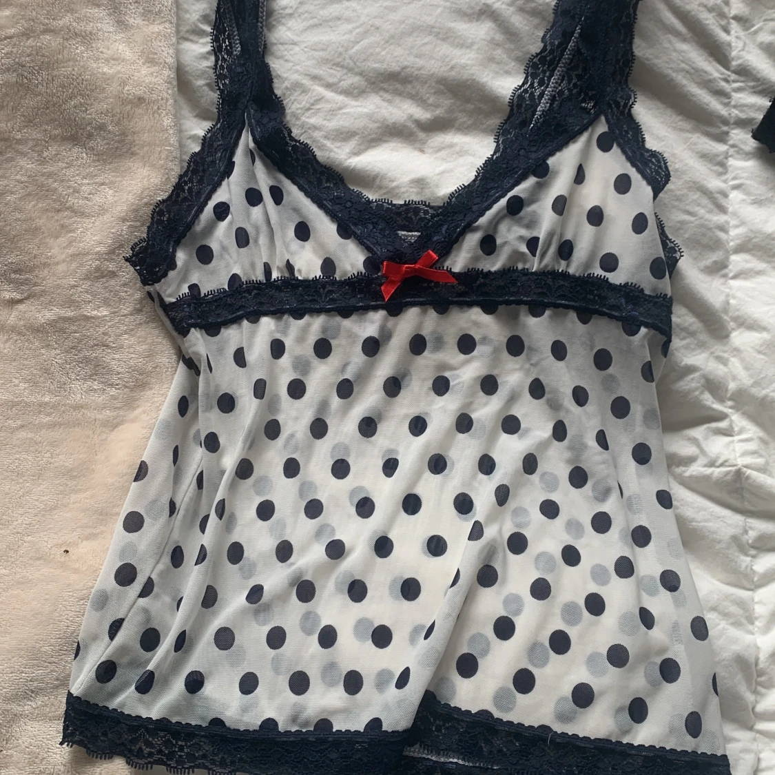 Prickig linnetopp med spets från No Secret