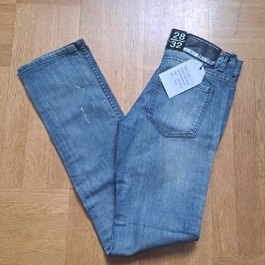 Blå skinny jeans  - Blå skinny jeans från Dr Denim med slitna detaljer. Oanvända. Str 28/32. Pris är diskuterbart 😊🩷