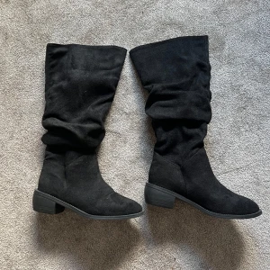 Svarta knähöga boots  - Säljer dessa svarta knähöga bootsen utan klack då dem ej används! Använda ca 2 ggr 🌸 pris är diskuterbart 