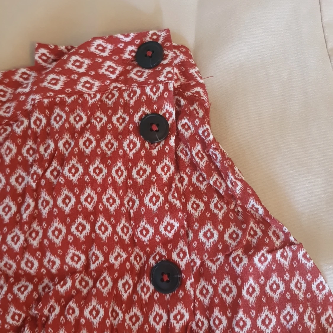 Rödvit mönstrad minikjol med knappar - 3