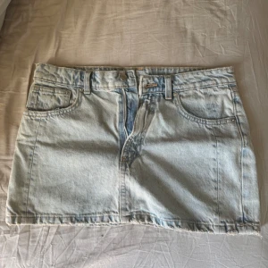 Oanvänd ljusblå minikjol - Helt oanvänd då den inte passar mig, skulle säga att denna är mer en S än M då den är väldigt liten i storlek🤍☺️