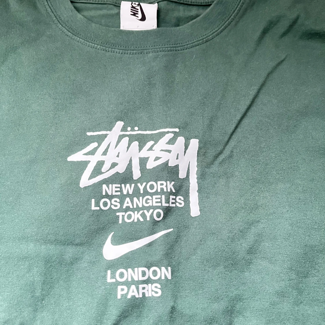 Grön Stüssy x Nike t-shirt - 1
