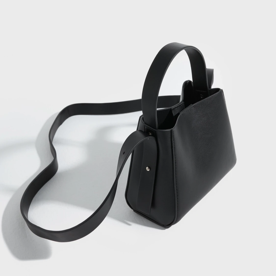 Svart axelväska i skinnlook - 2