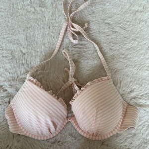Volang bikini - Super fin rosa randig bikini med volanger, det är lite push up. Storlek 70b☺️☺️