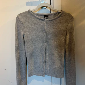Grå kofta från Gina tricot - Grå kofta från Gina tricot i storlek XS