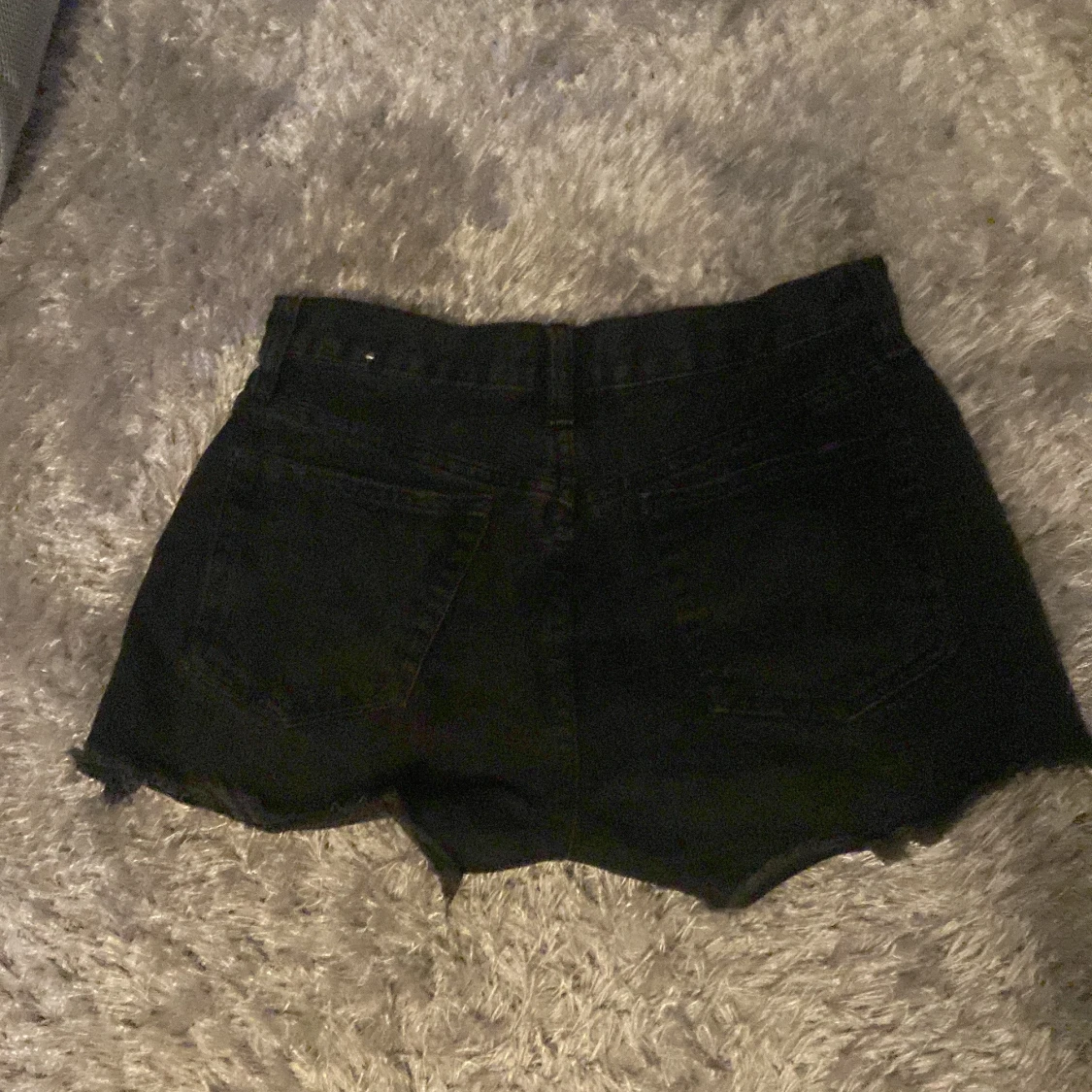 Svarta jeansshorts med slitningar - 1