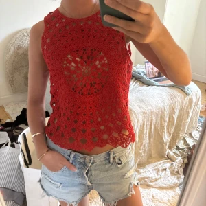 Röd virkad croppad linnetopp - Säkjer denna jättesomriga topp. Jättefin till shorts, kjolar och byxor!❤️ Använd 1 gång.