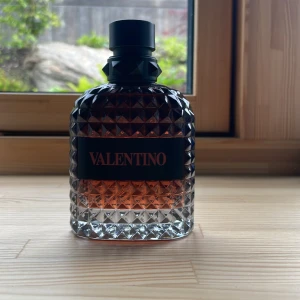 Valentino Eau de Parfum 100ml - Extremt god valentino coral fantasy. Helt ny ingen box däremot, batchkod finns och äkthetsvevis😊👍 flaskan är 100ml