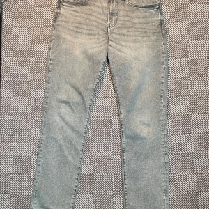 Grå H&M jeans - Ljusgrön jeans från H&M | W30 L32 |  Straight regular fit | Underbara sommarjeans | Pris: 379 kr