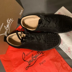 Svarta christian louboutin skor - Bra skick inga skador, DM för funderingar eller fler bilder 