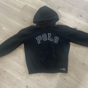 Svart hoodie från Polo Ralph Lauren - Riktigt snygg hoodie från Ralph Lauren. Skick: 8/10. Storlek: L. Nypris: 1600