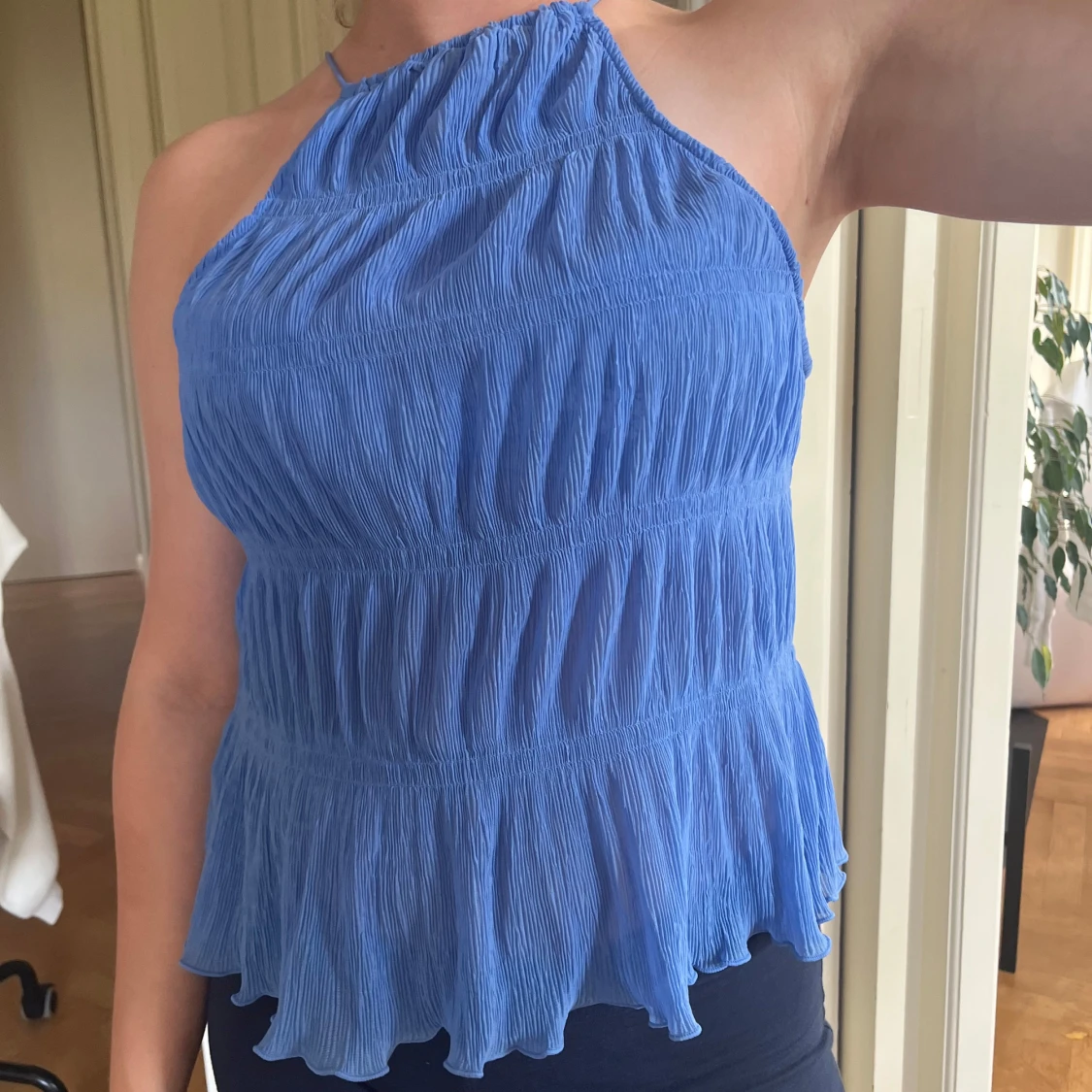 Blå plisserad linnetopp med volang