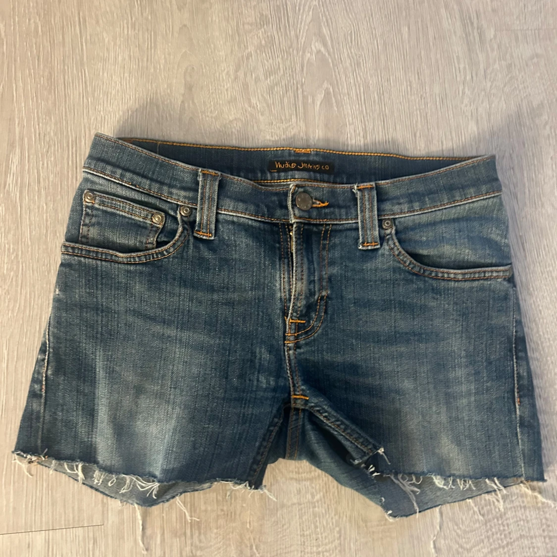Blå low waist jeansshorts från Nudie Jeans - 1