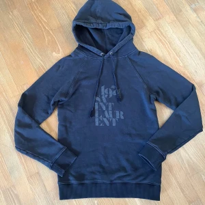 Saint Laurent hoodie - Säljer en sällsynt saint Laurent hoodie i väldigt bra skick. Designen ska vara som på bilderna. Storlek XS