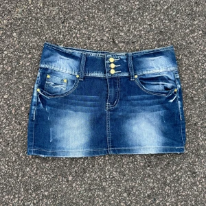 Lågmidjade jeans kjol - Så snygg jeans kjol som tyvärr inte passar mig och har därför ingen bild på! Midjemått tvärsöver:29cm  Längd:40cm💕