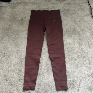 Röda träningstights från Gymshark  - Vinröda träningsbyxor från Gymshark. Använda några få gånger.