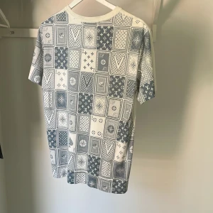 Louis Vuitton t-shirt - Storlek M men liten i storleken skulle säga att den passar S. I bra skick